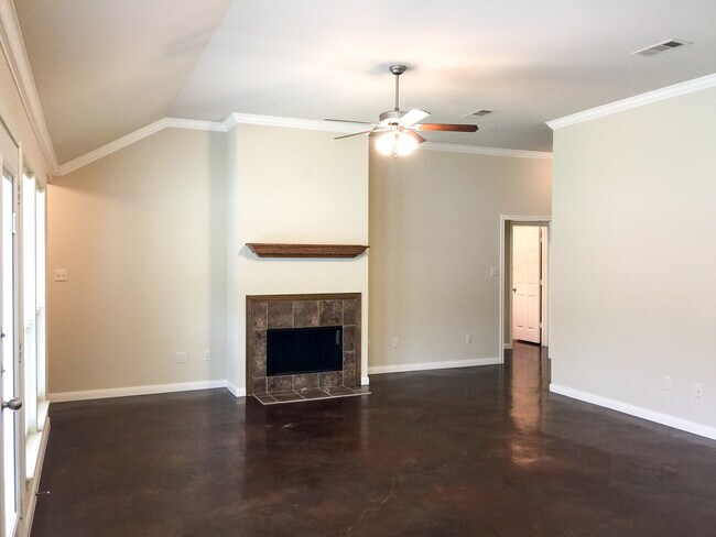 Building Photo - 3BR / 2BA Duplex in Hewitt, Texas | Midway ISD *Leasing Special Available*