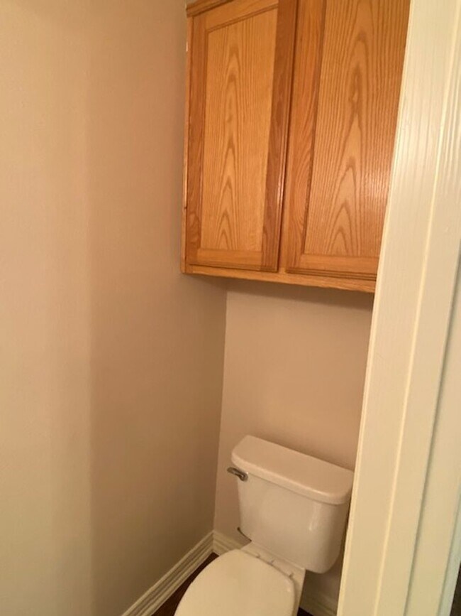 Building Photo - 2 BEDROOM 2.5 BATH TOWNHOME