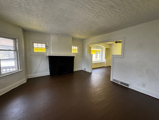 Building Photo - 12633 Edmonton Ave