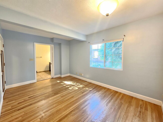Building Photo - $2,100 - 3 Bed / 2 Bath Charming Home by G...
