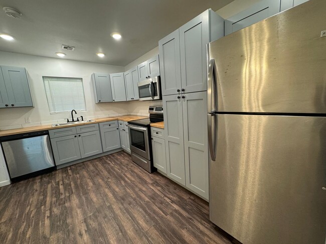 Building Photo - Adorable 2 bedroom 1 bath!