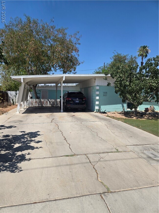 Building Photo - 1305 E Phillips Ave