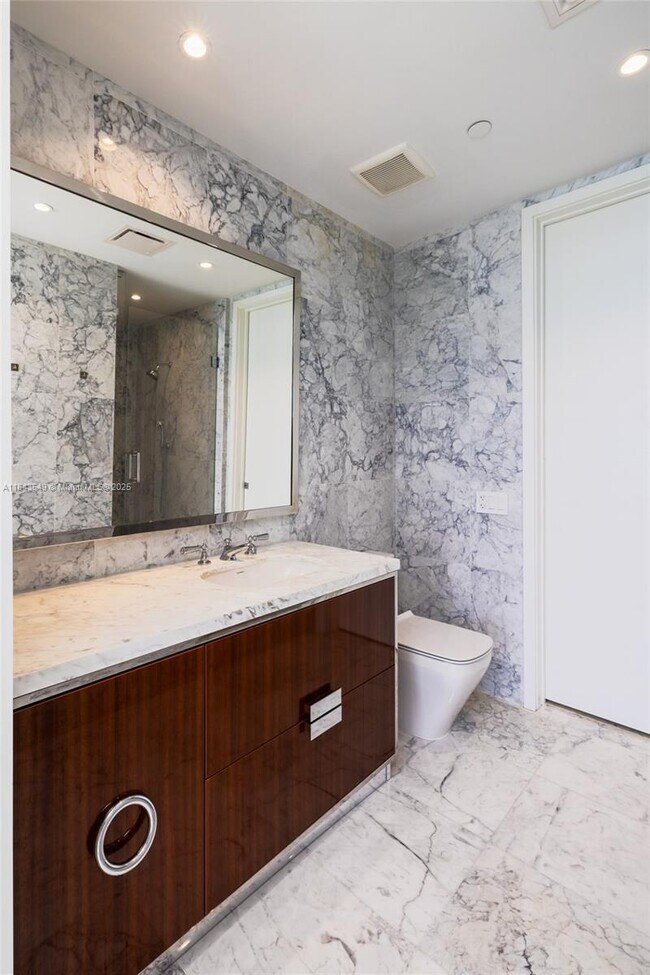 Building Photo - 15701 Collins Ave