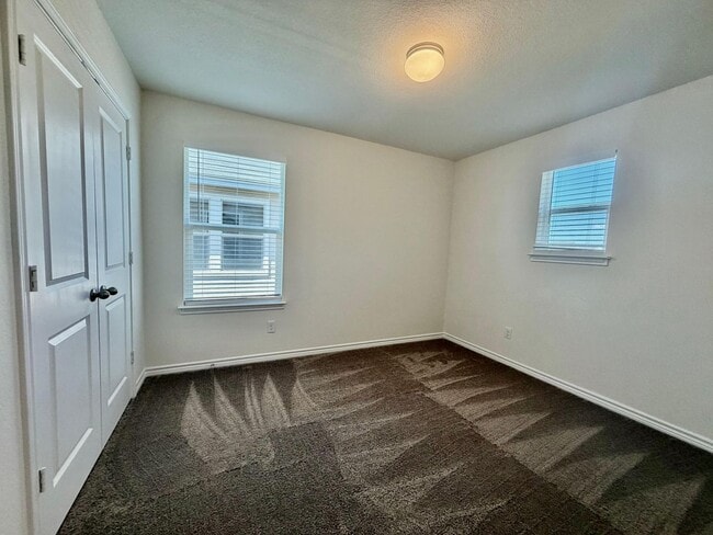 Building Photo - FOR RENT!