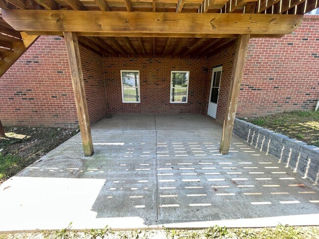 Building Photo - 3 Bedroom Home With Full Basement For Rent