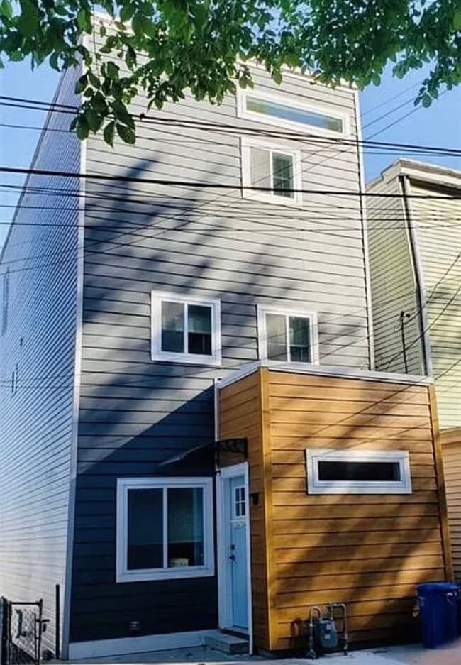 Building Photo - Three Bedroom Two Full Bath Single Family Home