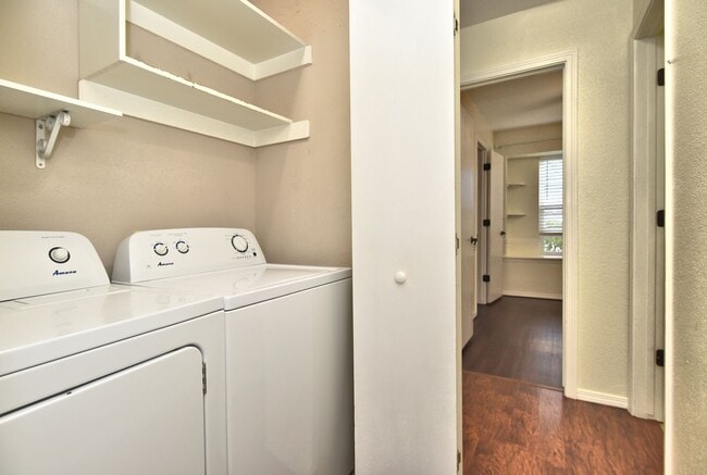 Building Photo - Adorable and move-in ready!