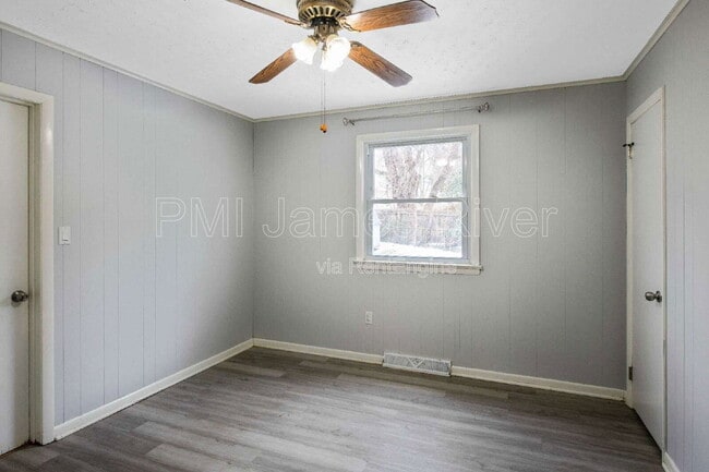 Building Photo - 919 Laurel Rd