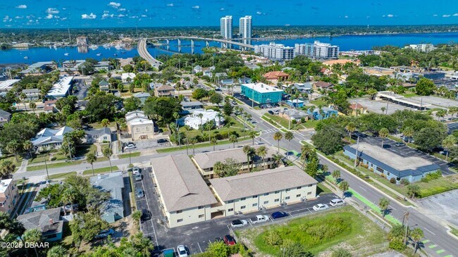 Building Photo - 2 Bedroom Coastal Convenience