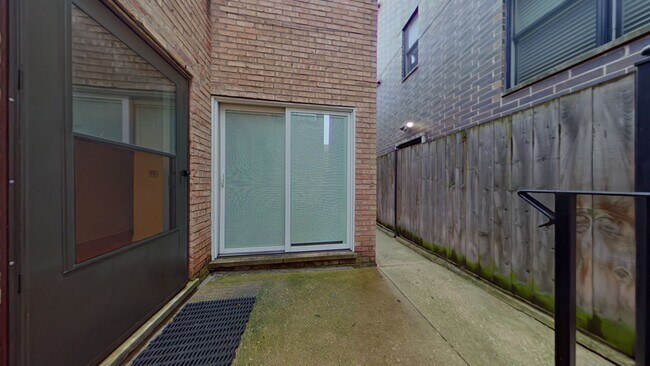 Building Photo - 719 W Buckingham Pl