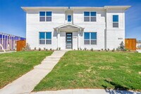 Building Photo - Beautiful Townhome in Gated Community