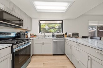 Building Photo - Spacious lot with no back house!