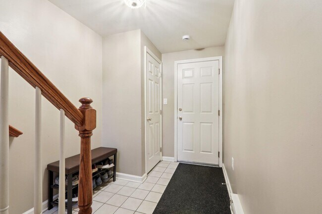 Building Photo - 273 Roslyn Ct