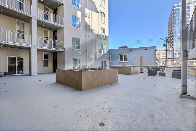 Building Photo - $2,350 - Urban 2 bed 2 bath Condo in Golde...