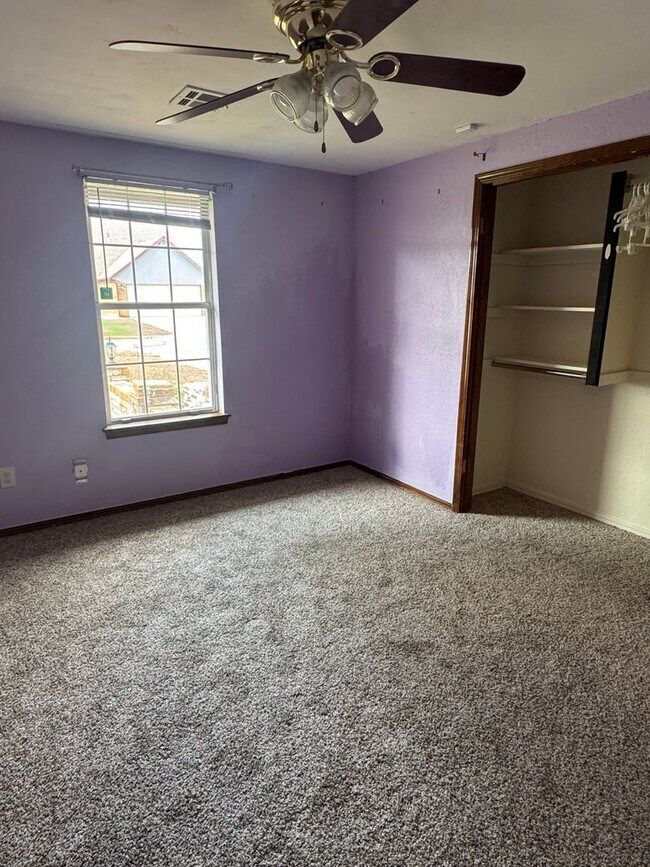 Building Photo - 3 bedroom, 2 bathroom, 2 car garage in Sou...