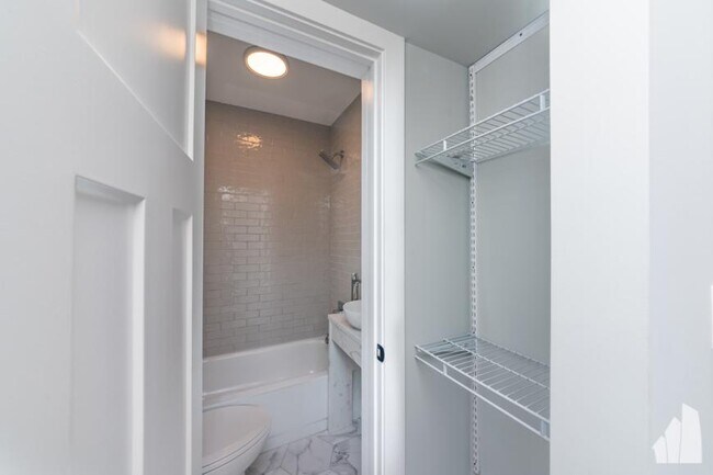 Building Photo - 1 bedroom in Chicago IL 60657