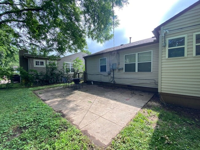 Building Photo - Brookside Charm!!