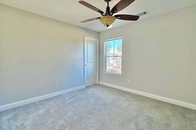 Building Photo - AVAILABLE EARLY DECEMBER (Small Pets Only)