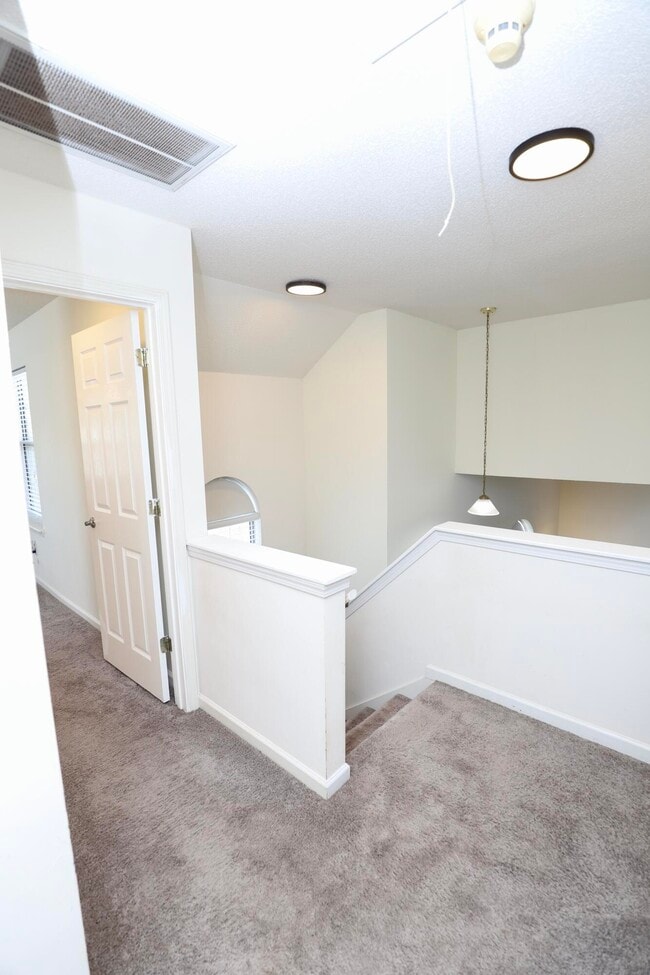 Building Photo - 21 N Trace Ct