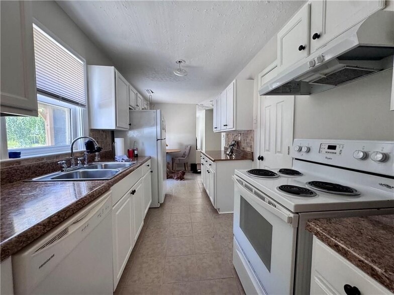 Building Photo - 2450 Lynn Iris Dr