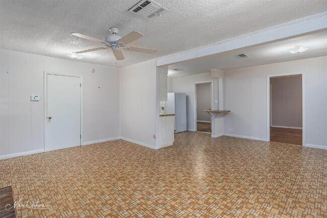 Building Photo - "Charming 2-Bedroom Retreat with Spacious ...