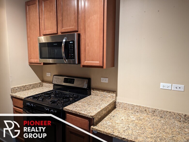 Building Photo - 3455 N Wolcott Ave