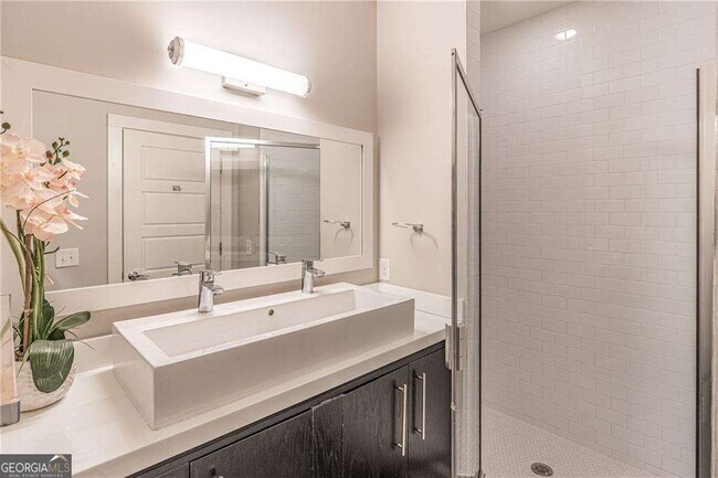 Building Photo - 472 Martin St SE