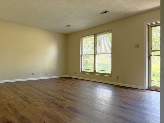 Building Photo - West Knoxville 37921 - Great Location! 3 bedroom 2.5 bath home w/bonus room - Call Adam Sharp (86...