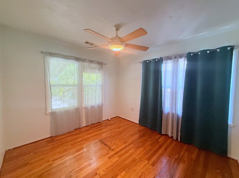 Building Photo - 3021 Oleander Ave