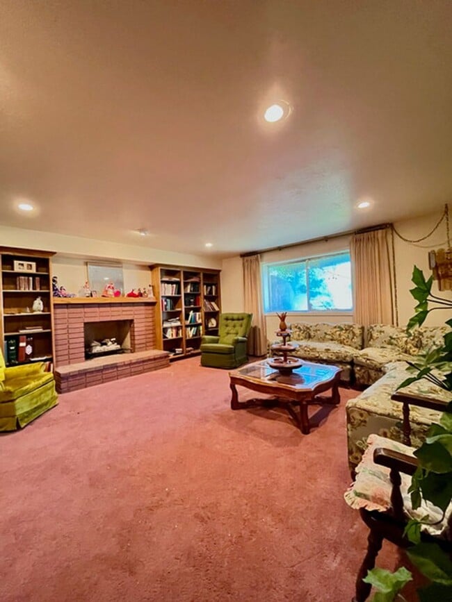 Building Photo - Beautiful home with amazing views and larg...