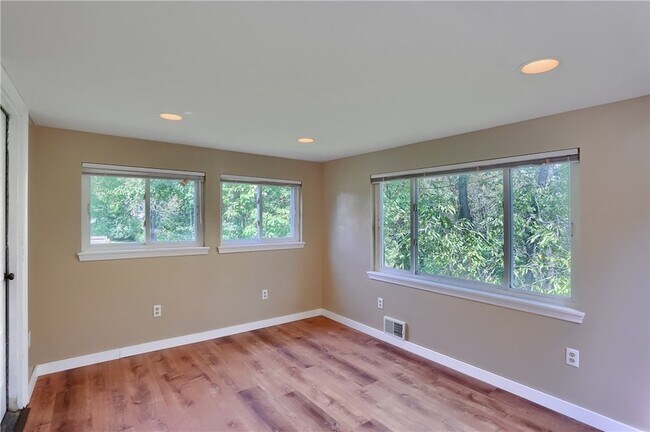 Building Photo - 194 Woodridge Dr