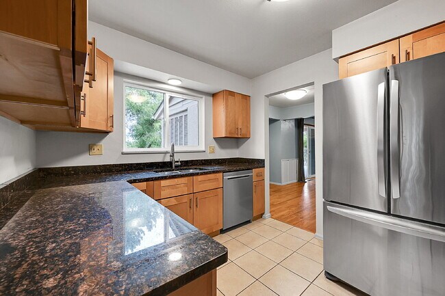Building Photo - $2,895.00, 4 bed, 3.5 bath, located in Col...
