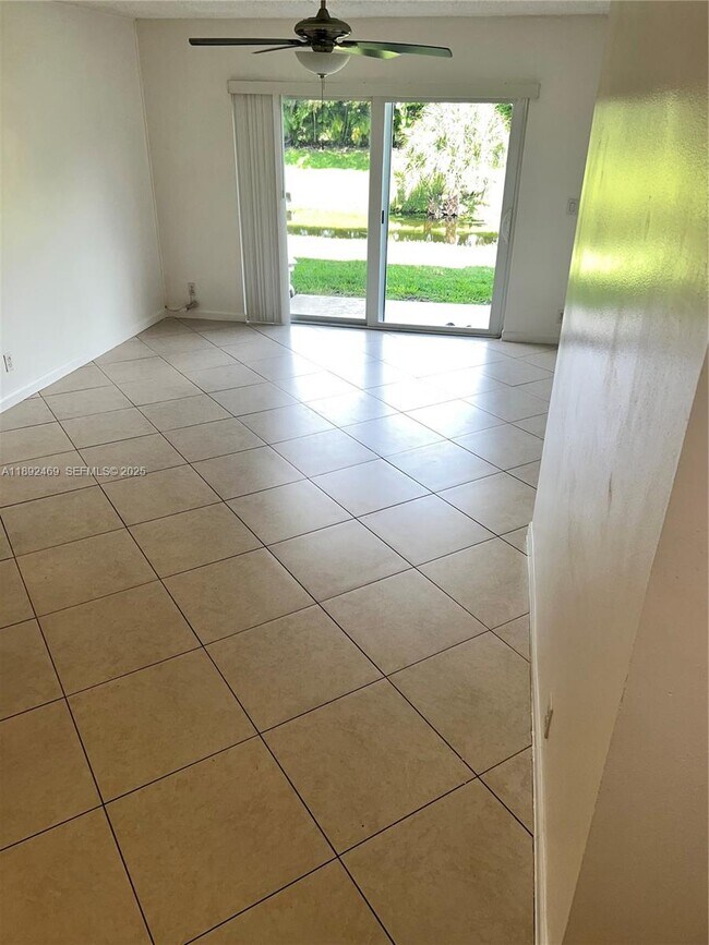 Building Photo - 10181 Twin Lakes Dr