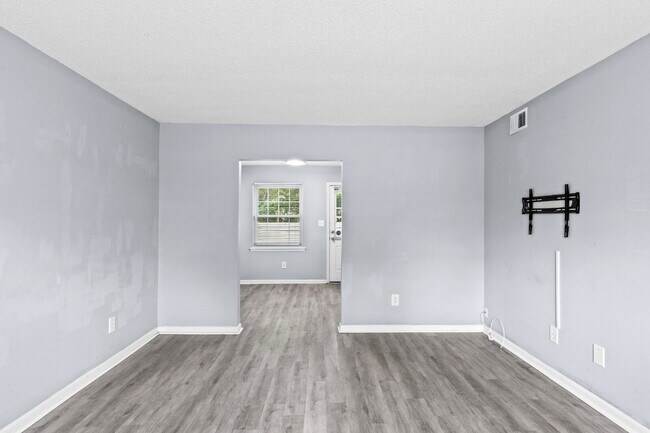 Building Photo - "Charming 2-Bed Condo in Greensboro with S...