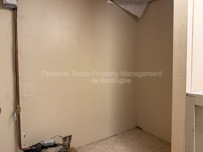 Building Photo - 606 5th St S