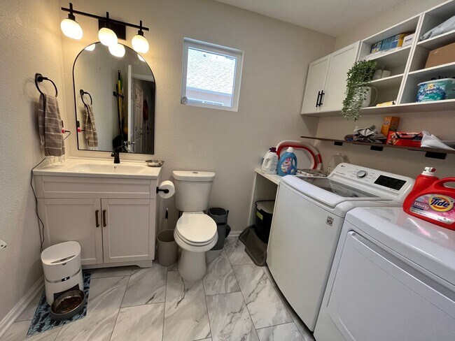 Building Photo - Fantastic Home in North Fort Collins