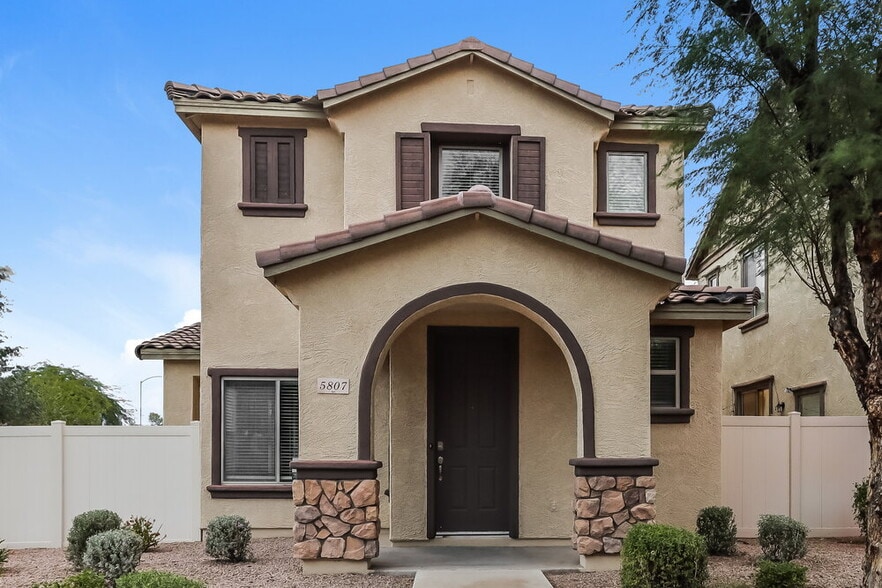 Primary Photo - 5807 E Grove Ave