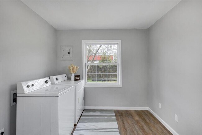 Building Photo - 8906 Viana St