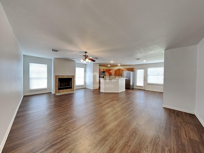 Building Photo - 2207 Shady Pine Dr