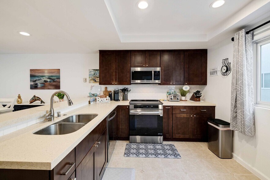 Building Photo - 255 Valley Dr