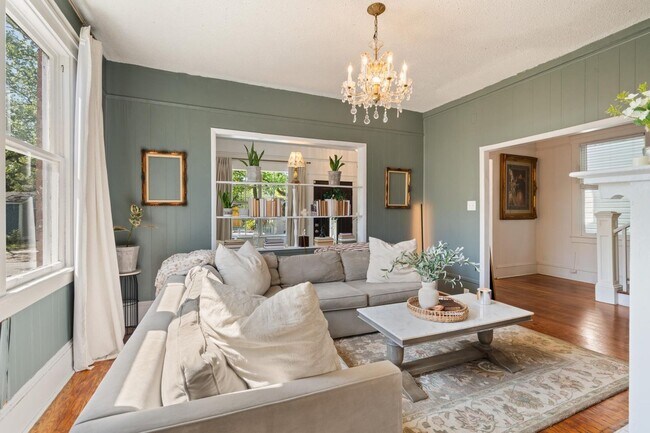 Building Photo - Charming 3 Bedroom Home Near Downtown Savannah with Flex Room & Fenced Yard