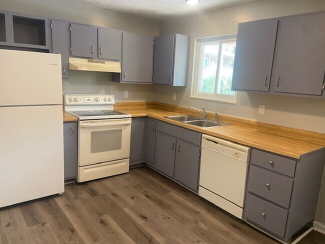 Building Photo - Strawberry Plains 37871 - 2 bedroom, 1 bat...