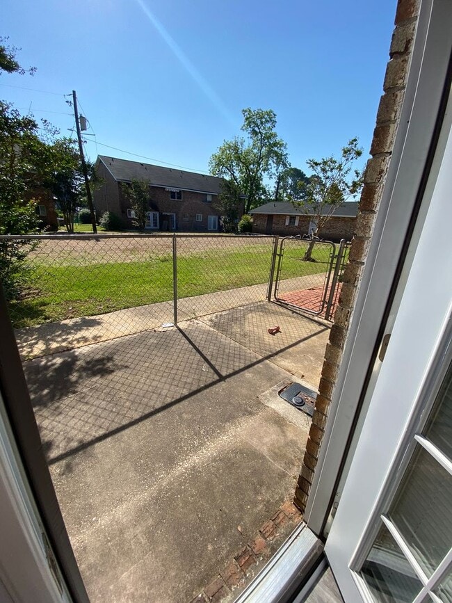 Building Photo - 2Bedroom 1.5Bath - $900 - REDUCED RENT!!