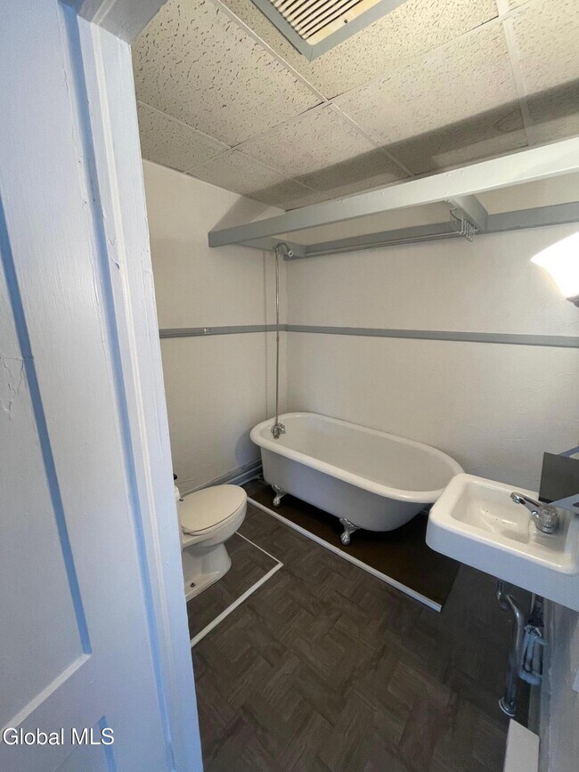 Building Photo - 140 Wells Ave