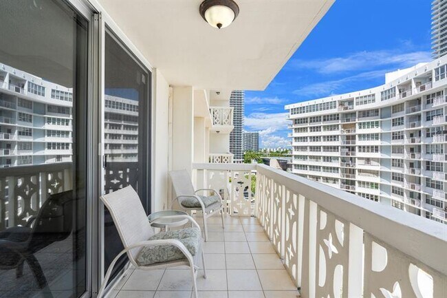 Building Photo - 1825 S Ocean Dr