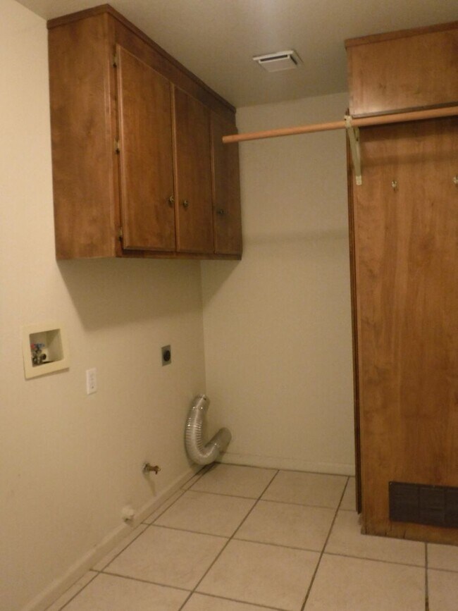 Building Photo - Great Neighborhood Close to Schools and Sh...