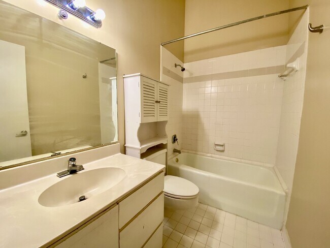 Building Photo - Top-Floor 2 Bedroom / 2 Bath Condo in The Meridian – Gated Community!