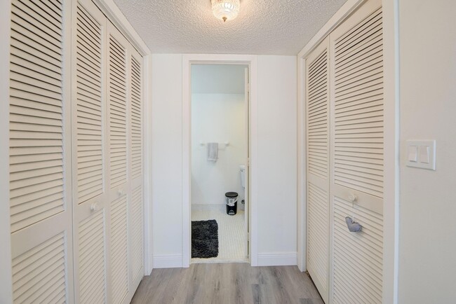 Building Photo - 1537 E Hillsboro Blvd