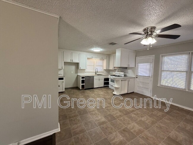 Building Photo - 1017 E 38th Pl