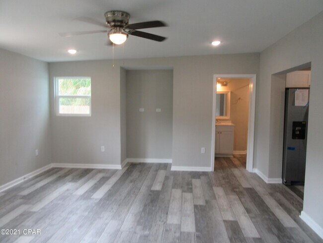 Building Photo - 9823 Clarence St